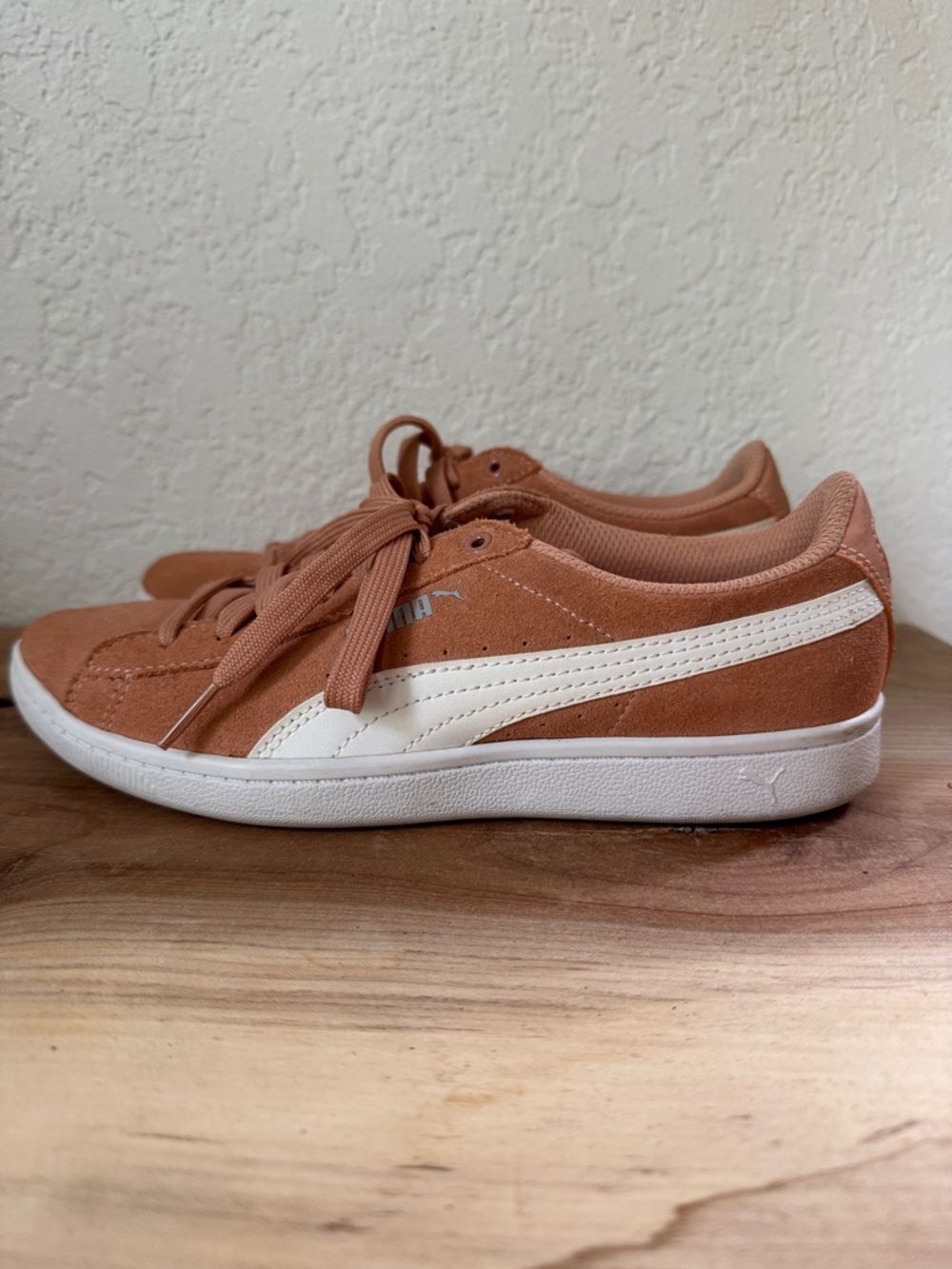 Puma Suede Low-Top in Rust with White Formstripe